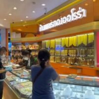 Ein Mann, der sich als Kunde ausgab, betrat ein Goldgeschäft in einem Kaufhaus im Bezirk Bang Sao Thong, schaute sich einige Halsketten an und schnappte sich dann vier davon, bevor er floh, sagte die Polizei. Die gestohlenen Halsketten waren etwa 230.000 Baht wert.