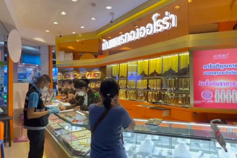 Ein Mann, der sich als Kunde ausgab, betrat ein Goldgeschäft in einem Kaufhaus im Bezirk Bang Sao Thong, schaute sich einige Halsketten an und schnappte sich dann vier davon, bevor er floh, sagte die Polizei.<br /> Ein Mann, der sich als Kunde ausgab, betrat ein Goldgeschäft in einem Kaufhaus im Bezirk Bang Sao Thong, schaute sich einige Halsketten an und schnappte sich dann vier davon, bevor er floh, sagte die Polizei. Die gestohlenen Halsketten waren etwa 230.000 Baht wert.