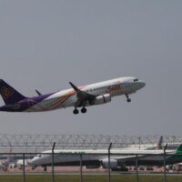 Das Verkehrsministerium wurde angewiesen, das Problem der explodierenden Flugtickets kurz- und langfristig anzugehen, während die thailändische Zivilluftfahrtbehörde (CAAT) eine Fünf-Punkte Strategie formuliert, um die Probleme zu lösen, die den Tourismus und die Erholung der Branche behindern.