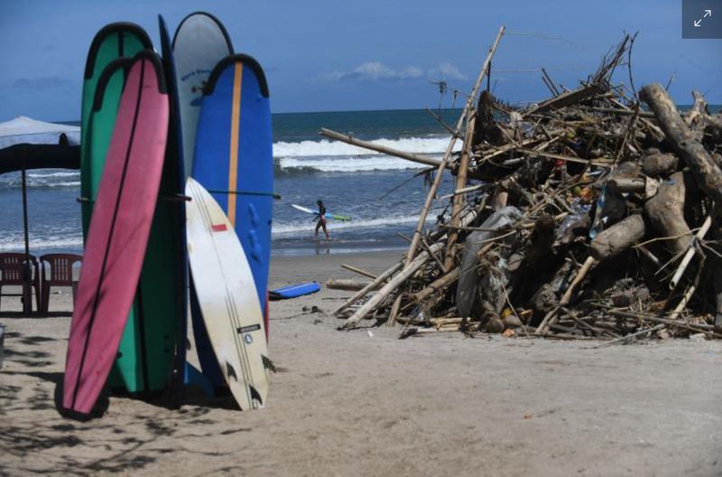 Indonesien erwägt eine Tourismusabgabe für Besucher von Bali, was eine weitere potenzielle Hürde für Urlauber darstellt, nachdem die Insel gegen Verkehrs- und Visaverstöße vorgegangen ist.Die Steuer würde Mittel für Naturschutzprojekte wie die Wiederbepflanzung von Mangroven und Korallenriffen einbringen, um sicherzustellen, dass die Besucher einen positiven Einfluss auf die lokale Umwelt haben, sagte Tourismusminister Sandiaga Uno am späten Montag.