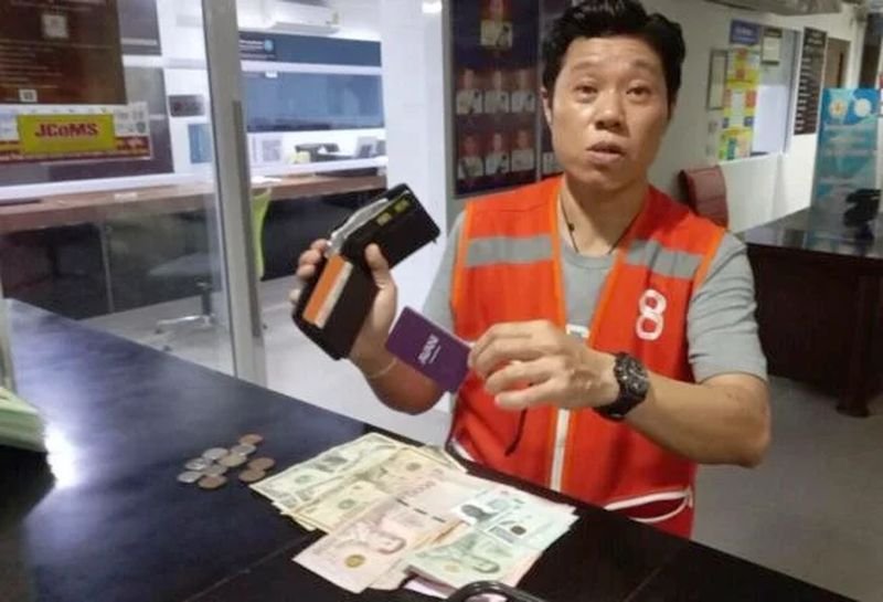 Ein freundlicher Motorradtaxifahrer aus Pattaya gab einem amerikanischen Touristen eine vergessene Brieftasche mit über 13.700 Baht in bar zurück. Der Fahrer, Nonglak Prakobsap, gab die Brieftasche gestern in den frühen Morgenstunden um 4 Uhr morgens zurück.