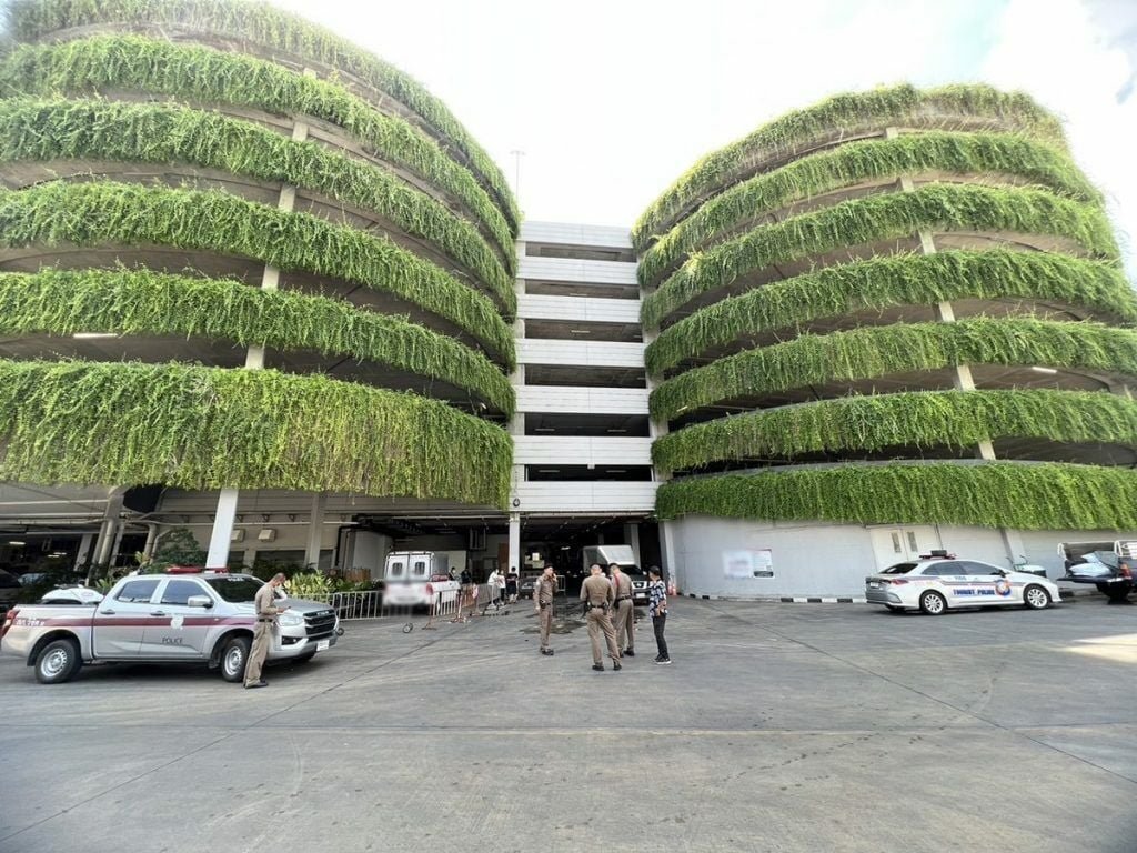 Ein Russischlehrer ist heute Morgen vom Dach des Parkplatzes im Zentrum von Phuket in Südthailand gesprungen. Er wurde noch am Tatort für tot erklärt.<br /> Ein Russischlehrer ist heute Morgen vom Dach des Parkplatzes im Zentrum von Phuket in Südthailand gesprungen. Er wurde noch am Tatort für tot erklärt. Um 8.39 Uhr wurden die Beamten der Wichit Polizeiwache darüber informiert, dass ein Ausländer vom Parkplatz des Einkaufszentrums Central Phuket im Bezirk Mueang gestürzt war. Die Polizei eilte mit Ärzten des Vachira Phuket Hospital und Rettungskräften der Phuket Charity Foundation zum Tatort.