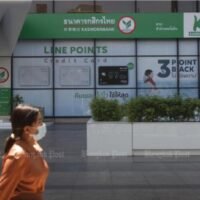 Ausländische Investoren haben in diesem Monat thailändische Schulden in Höhe von netto 750 Millionen US-Dollar abgestoßen, der größte Ausverkauf in den asiatischen Schwellenländern, basierend auf der Abweichung vom 12-Monats-Durchschnitt. Die Fonds verkauften auch die Staatsanleihen vor den vorangegangenen Wahlen in den Jahren 2014 und 2019, aber die Zuflüsse stiegen nach den Abstimmungen sprunghaft an.