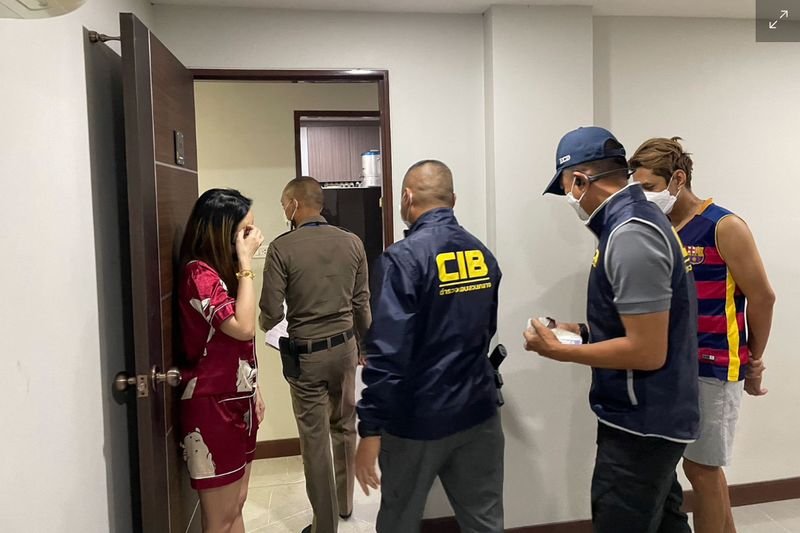 Die Polizei der Abteilung zur Unterdrückung von Wirtschaftskriminalität (ECD) beschlagnahmte am Freitag viele Kreditverträge aus dem Haus zweier Kredithaie im Khlong Luang-Bezirk von Pathum Thani.<br /> Die Polizei der Abteilung zur Unterdrückung von Wirtschaftskriminalität (ECD) beschlagnahmte am Freitag viele Kreditverträge aus dem Haus zweier Kredithaie im Khlong Luang-Bezirk von Pathum Thani. Zwei Personen wurden festgenommen, weil sie während einer Razzia in einem Haus im Bezirk Khlong Luang von Pathum Thani illegale Geldleihdienste mit Zinssätzen von bis zu 304 % pro Jahr betrieben hatten.