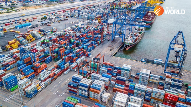 Thailands Schweinezüchter haben vorgeschlagen, dringend einen gemeinsamen Arbeitsausschuss aus Regierung und Privatsektor einzurichten, um den weit verbreiteten Schmuggel von Schweinefleisch ins Land zu bekämpfen, nachdem Zollbeamte im Tiefseehafen Laem Chabang mehr als vier Millionen Kilogramm von illegal importiertem Schweinefleisch in nicht beanspruchten Frachtcontainern beschlagnahmt haben. Thailands Schweinezüchter haben vorgeschlagen, dringend einen gemeinsamen Arbeitsausschuss aus Regierung und Privatsektor einzurichten, um den weit verbreiteten Schmuggel von Schweinefleisch ins Land zu bekämpfen, nachdem Zollbeamte im Tiefseehafen Laem Chabang mehr als vier Millionen Kilogramm von illegal importiertem Schweinefleisch in nicht beanspruchten Frachtcontainern beschlagnahmt haben.