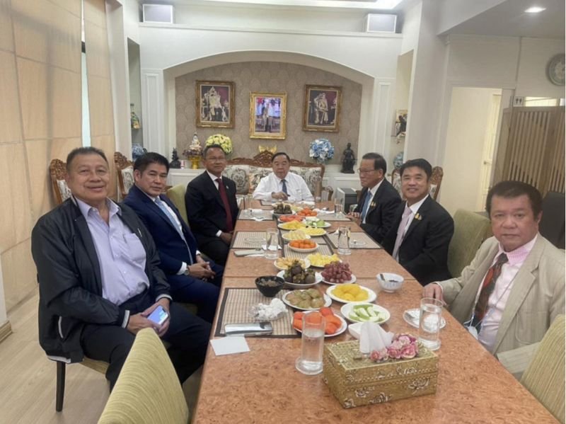Ein angeblicher „geheimer Deal“ zwischen der Pheu Thai und der Palang Pracharath Partei (PPRP) ist wieder ins Rampenlicht gerückt, als die Frau eines engen Freundes des stellvertretenden Premierministers und PPRP-Führers Prawit Wongsuwon auf der Parteiliste zur Kandidatin Nr. 22 der Pheu Thai Partei ernannt wurde. Ein angeblicher „geheimer Deal“ zwischen der Pheu Thai und der Palang Pracharath Partei (PPRP) ist wieder ins Rampenlicht gerückt, als die Frau eines engen Freundes des stellvertretenden Premierministers und PPRP-Führers Prawit Wongsuwon auf der Parteiliste zur Kandidatin Nr. 22 der Pheu Thai Partei ernannt wurde.