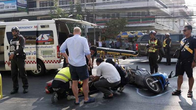 Der thailändische Gerichtshof warnt Autofahrer, während des Songkran Festivals nicht zu trinken, bevor sie sich ans Steuer setzen, da die Zahl der Unfälle, die durch betrunkenes Fahren während der thailändischen Neujahrsfeiertage verursacht wurden, in den letzten zwei Jahren zugenommen hat, sagte Sprecher Sorawit Limparangsi. Der thailändische Gerichtshof warnt Autofahrer, während des Songkran Festivals nicht zu trinken, bevor sie sich ans Steuer setzen, da die Zahl der Unfälle, die durch betrunkenes Fahren während der thailändischen Neujahrsfeiertage verursacht wurden, in den letzten zwei Jahren zugenommen hat, sagte Sprecher Sorawit Limparangsi.