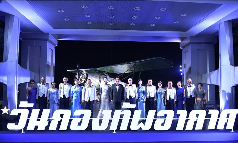 General Prayuth Chan o-cha verstieß laut seinen Kritikern gegen eine Wahlregel, die das Singen und Tanzen bei öffentlichen Veranstaltungen verbietet. Der Anführer des Putsches von 2014, der Premierministerkandidat der Partei Ruam Thai Sang Chart ist, leitete am Montag eine Veranstaltung zur Feier des Tages der thailändischen Luftwaffe