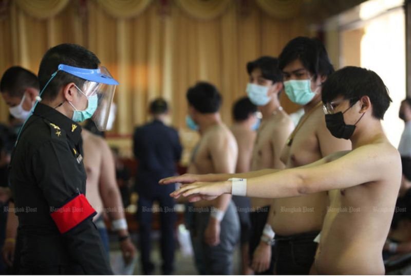 Die Nationale Menschenrechtskommission (NHRC) sagt, dass die Verwendung von Wehrpflichtigen als Diener durch Armeeoffiziere eine Menschenrechtsverletzung darstellt, und hat das thailändische Verteidigungsministerium aufgefordert, diese Praxis innerhalb von 90 Tagen abzuschaffen.