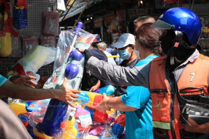 Etwa 5,1 Millionen Menschen werden während des diesjährigen Songkran Festivals reisen und Einnahmen von über 23 Milliarden Baht erzielen – eine Steigerung von 26,3 % gegenüber den Zahlen des Vorjahres.<br /> Etwa 5,1 Millionen Menschen werden während des diesjährigen Songkran Festivals reisen und Einnahmen von über 23 Milliarden Baht erzielen – eine Steigerung von 26,3 % gegenüber den Zahlen des Vorjahres. Unter Berufung auf eine Umfrage des Kasikorn Research Center sagte Regierungssprecher Anucha Burapachaisri, dass 44,7 % der Einwohner Bangkoks planen, während der thailändischen Neujahrsferien entweder in ihre Heimatstädte oder zu anderen Zielen zu reisen.