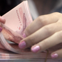 Die Toleranz der Thailänder gegenüber tief sitzender Korruption scheint nachzulassen, was Druck auf die politischen Parteien ausübt, damit aufzuhören, Lippenbekenntnisse zu dem Problem abzugeben und mit der Einführung konkreter Lösungen zu beginnen. Den Schätzungen zufolge verliert das Land jedes Jahr Milliarden von Baht, um weiter zu wachsen, da öffentliche Gelder auf die Bankkonten korrupter Beamter fließen