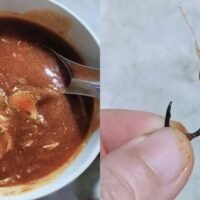 Ein Kunde war verblüfft, als er einen Köderhaken entdeckte, der in einer Fischdose schwimmt, die von einer berühmten Marke in Thailand hergestellt wird. Glücklicherweise entdeckte er den scharfen Haken, bevor er daran kaute.