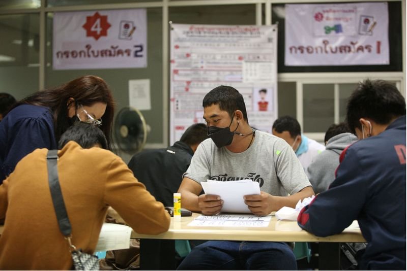 Mehr als 100.000 Arbeiter, die letztes Jahr und Anfang dieses Jahres vom thailändischen Arbeitsministerium nach Übersee geschickt wurden, schickten nach den Angaben des Arbeitsministeriums rund 299 Milliarden Baht in Fremdwährung die lokale Wirtschaft zurück. Die Arbeiter gingen unter anderem nach Taiwan, Südkorea, Israel, Japan und Malaysia, sagte der Generaldirektor der Abteilung, Pairoj Chotikasathien.