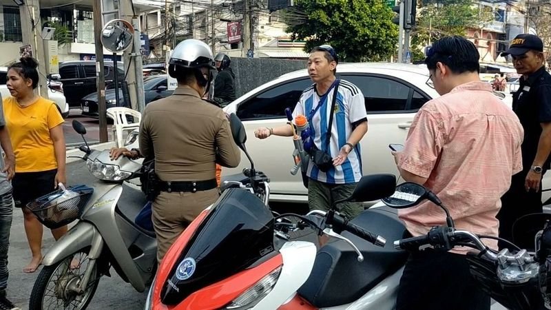 Die Polizei von Pattaya hat gestern einen thailändischen Motorradtaxifahrer festgenommen , nachdem er sich nach einem Streit mit zwei ausländischen Passagieren über die Fahrpreise in einen messerschwingenden Schläger verwandelt hatte. Den Berichten zufolge soll der Taxifahrer bei der Auseinandersetzung damit gedroht haben, die beiden Ausländer zu töten. Die Polizei von Pattaya hat gestern einen thailändischen Motorradtaxifahrer festgenommen , nachdem er sich nach einem Streit mit zwei ausländischen Passagieren über die Fahrpreise in einen messerschwingenden Schläger verwandelt hatte. Den Berichten zufolge soll der Taxifahrer bei der Auseinandersetzung damit gedroht haben, die beiden Ausländer zu töten.