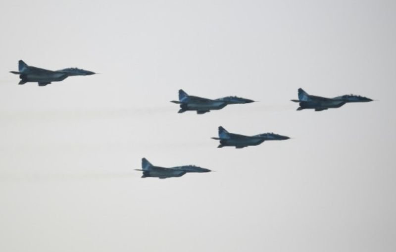 Myanmars herrschende Junta hat bestätigt, dass sie einen Luftangriff auf ein Dorf durchgeführt hat, bei dem Dutzende von Menschen getötet wurden, was von den Vereinten Nationen (UN) und den christlichen Mächten verurteilt wurde. Myanmars herrschende Junta hat bestätigt, dass sie einen Luftangriff auf ein Dorf durchgeführt hat, bei dem Dutzende von Menschen getötet wurden, was von den Vereinten Nationen (UN) und den christlichen Mächten verurteilt wurde.