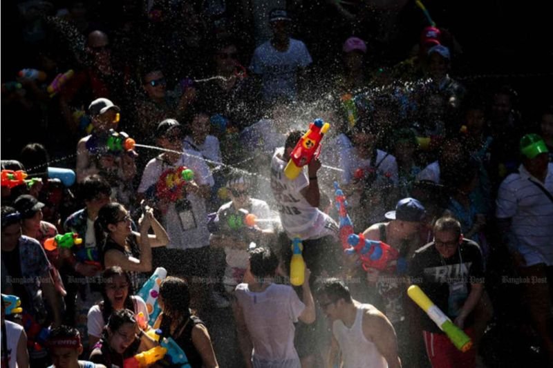 Das Department of Pollution Control (PCD) hat die Menschen davor gewarnt, während der Songkran Feiertage Wasser aus 18 Quellen wegen unsicherer bakterieller Kontamination zu verwenden. Zu den unsicheren Wasserquellen gehören Flussabschnitte, die durch Bangkok und auch durch den Bezirk Bang Kruai von Nonthaburi führen.