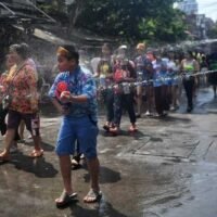 Nachtschwärmern von Songkran in Bangkok und der Provinz Nonthaburi wird geraten, während des Songkran Festivals kein Wasser aus dem Fluss Chao Phraya zum Planschen zu verwenden, da es nach den Angaben der Abteilung für Umweltverschmutzung durch hohe Konzentrationen von Fibrobacteres-Chlorobi-Bacteroides (FCB) Bakterien verschmutzt ist ( PCD). Wasser aus den anderen 21 Flüssen und natürlichen Wasserquellen wurde aufgrund hoher Bakterienkonzentrationen ebenfalls als nicht zum Spritzen geeignet befunden.