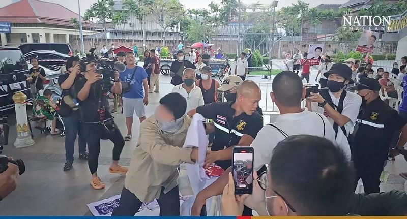 . Chaos traf am Samstag den Wahlkampf der Palang Pracharath Partei (PPRP) in Bangkoks Stadtteil Thonburi, als Demonstranten, angeführt von zwei Aktivisten mit Hungerstreik, auftauchten, um das Gesetz gegen die Majestätsbeleidigung in Frage zu stellen. . Chaos traf am Samstag den Wahlkampf der Palang Pracharath Partei (PPRP) in Bangkoks Stadtteil Thonburi, als Demonstranten, angeführt von zwei Aktivisten mit Hungerstreik, auftauchten, um das Gesetz gegen die Majestätsbeleidigung in Frage zu stellen.