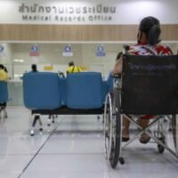 Laut einem politischen Dialog, der vom Thai Public Broadcasting Service (Thai PBS) und dem National Health Commission Office organisiert wurde, wollen politische Parteien die Herzen älterer Wähler gewinnen, indem sie ihnen eine Altersbeihilfe zwischen 3.000 und 5.000 Baht gewähren.