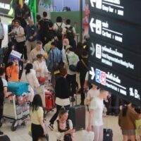 Die thailändischen Flughäfen erwarten, dass während der Songkran Feiertage nächste Woche rund 2,37 Millionen Passagiere aus dem In- und Ausland ihre sechs Flughäfen passieren werden, was einer Steigerung von 137 % gegenüber dem Vorjahr entspricht. Vom 11. bis 17. April haben die Fluggesellschaften 14.220 Flüge über die sechs Flughäfen geplant, ein Anstieg von 59 % gegenüber dem thailändischen Neujahr im letzten Jahr.