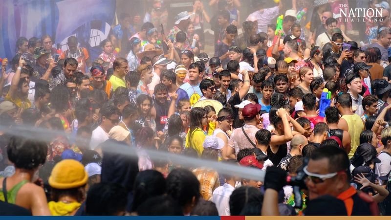 Songkran wütet immer noch in Pattaya, während der Rest des Landes austrocknet und sich wieder an die Arbeit macht.<br /> Songkran wütet immer noch in Pattaya, während der Rest des Landes austrocknet und sich wieder an die Arbeit macht. Am Mittwoch griffen Nachtschwärmer in der Küstenstadt zum „Wan Lai“ oder „Fließenden Tag“ zu Pistolen, Schläuchen und anderen Wasserwaffen. Pattayas dreitägige Songkran Afterparty begann am Dienstag am Strand und im Wat Chai Mongkol und ging bis gestern (Donnerstag) weiter.