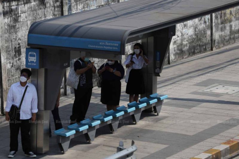 Die Behörden haben eine Gesundheitswarnung herausgegeben, da eine Hitzewelle über viele Provinzen fegt, wobei die Spitzentemperatur im Bezirk Bang Na in Bangkok am Donnerstag (6. April) mit 50 ° C an der Spitze liegen wird. Die Behörden haben eine Gesundheitswarnung herausgegeben, da eine Hitzewelle über viele Provinzen fegt, wobei die Spitzentemperatur im Bezirk Bang Na in Bangkok am Donnerstag (6. April) mit 50 ° C an der Spitze liegen wird.