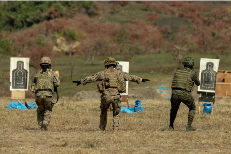 Philippinische und US-Truppen nehmen während der dreiwöchigen gemeinsamen Militärübung „Salaknib“ in Fort Magsaysay, Nueva Ecija, Philippinen, am 31. März 2023 an einer Live-Feuerübung des Trupps teil. Die USA dürfen philippinische Militärstützpunkte nutzen, darunter einen Marinestützpunkt unweit von Taiwan Philippinische und US-Truppen nehmen während der dreiwöchigen gemeinsamen Militärübung „Salaknib“ in Fort Magsaysay, Nueva Ecija, Philippinen, am 31. März 2023 an einer Live-Feuerübung des Trupps teil. Die USA dürfen philippinische Militärstützpunkte nutzen, darunter einen Marinestützpunkt unweit von Taiwan