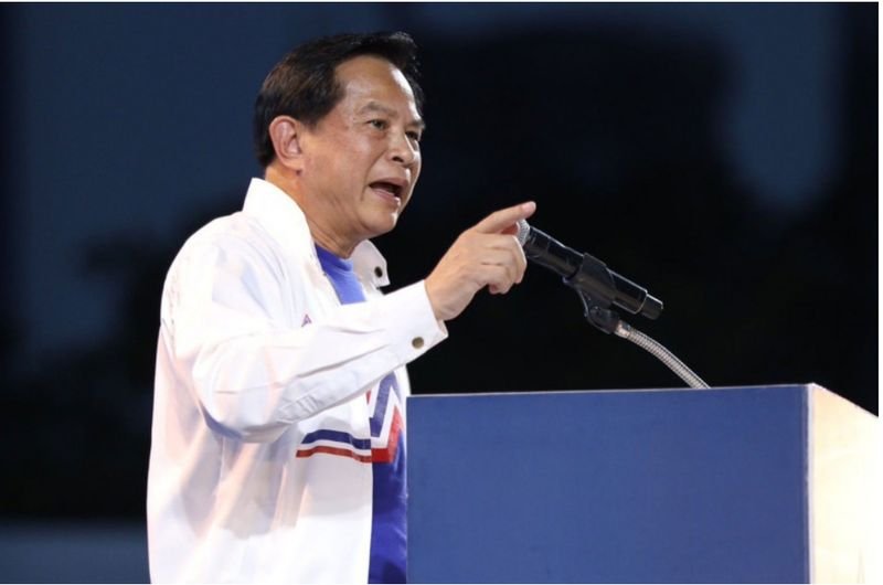 Pirapan sagt, die Leute, die Thailand nicht so mögen, wie es ist, sollten woanders wohnen. Der Parteivorsitzende der United Thai Nation (UTN), Pirapan Salirathavibhaga, hat versprochen, drastische Maßnahmen gegen „Nationenhasser“ zu ergreifen, wenn seine Partei die nächste Regierung bildet, und sagte, Thailand sei ein Land für Patrioten und diejenigen, die es nicht mögen, könnten woanders leben.