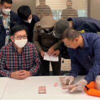 Die Polizei hat herausgefunden, dass mehr als 10 Beamte im Fall eines hochrangigen Beamten des Bezirks Ratchathewi in Bangkok verwickelt waren, der angeblich Bestechungsgelder von vielen Geschäftsleuten angenommen hatte.