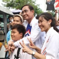 Premierminister Prayuth Chan o-cha, in seiner Eigenschaft als Ministerpräsidentkandidat der United Thai Nation Partei (UTN), zuckte am Sonntag mit den Achseln, als die jüngsten Meinungsumfragen darauf hinwiesen, dass er hinter andere Schlüsselkandidaten zurückgefallen sei.