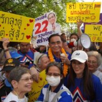 Premierminister Prayuth Chan o-cha, die Nummer 1 der Partei United Thai Nation (UTN), ist am Freitag im Bezirk Muang in Chiang Mai von Anhängern umringt