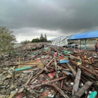 Den Berichten zufolge hat ein schwerer Sommersturm den Süden und Nordosten Thailands heimgesucht, was zu einem Todesfall und zum Untergang zahlreicher Fischerboote geführt hat. Während des Höhepunkts des Sturms bildete sich kurzzeitig ein Mini Tornado, bei dem starke Winde gestern gegen 8 Uhr morgens große Wellen entlang der Küsten der Bezirke Pak Phanang, Muang und Tha Sala in Nakhon Si Thammarat erzeugten.