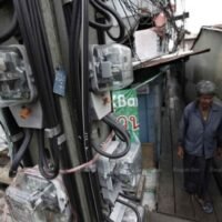 Die Energieregulierungskommission (ERC) wird voraussichtlich am Freitag eine Senkung des Kraftstofftarifs (Ft) von Mai bis August bekannt geben, wodurch der Stromtarif für Haushalte von 4,77 Baht auf 4,70 Baht pro Kilowattstundeneinheit gesenkt wird. Der Umzug folgt Beschwerden von Menschen über große Spitzen in ihren Stromrechnungen während der Sommermonate. Sie forderten die Regierung auf, Maßnahmen zu ergreifen, um ihre Energiekosten zu senken.