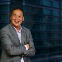 Srettha Thavisin macht sich daran, einen „wirtschaftlichen Tsunami“ zu entfachen der ihn zum Wahlsieg führen soll, mit dem Versprechen, die von der Pandemie gebeutelte Wirtschaft auf Hochtouren zu bringen. Als er Mitglied der Pheu Thai Partei wurde, bevor er zu ihrer drei Kandidaten für das Amt des Ministerpräsidenten ernannt wurde, wurde von ihm erwartet, dass er seinen wirtschaftlichen Scharfsinn einbringen würde.