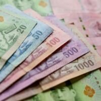 Der Stimmenkauf kann bei thailändischen Wahlen auf jeder Ebene ein entscheidender Faktor sein – ob für einen Dorfvorsteher, einen lokalen Administrator oder einen Abgeordneten. Und die bevorstehenden Parlamentswahlen am 14. Mai sind laut Analysten und sogar Politikern selbst keine Ausnahme. Viele thailändische Wahlkandidaten haben ihre Niederlage dem Stimmenkauf zugeschrieben, während mehrere Wahlsiege Stimmenkäufen von Parteien zugeschrieben wurden.