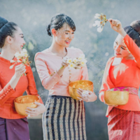 Die Tourismusbehörde von Thailand (TAT) hat geschätzt, dass Feiernde im ganzen Land für die Songkran Feierlichkeiten rund 18,5 Milliarden Baht ausgegeben haben. Für dieses Jahr schätzt die TAT die Gesamteinnahmen aus dem Tourismus auf etwa 2,38 Milliarden Baht, darunter 1,5 Milliarden Baht von bis zu 30 Millionen ausländischen Ankünften und etwa 800 Millionen Baht von thailändischen Touristen.