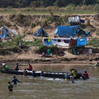 Die Unruhen in Myanmar haben sich verschärft, seit das Militär im Februar 2021 die Macht von der gewählten Regierung übernommen hat. Tausende Menschen sind laut thailändischen Beamten vor heftigen Kämpfen zwischen Myanmars bewaffneten Rebellengruppen und dem Militär über die Grenze nach Thailand geflohen.
