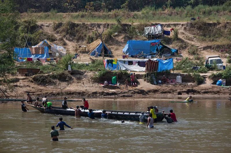 Die Unruhen in Myanmar haben sich verschärft, seit das Militär im Februar 2021 die Macht von der gewählten Regierung übernommen hat.<br /> Die Unruhen in Myanmar haben sich verschärft, seit das Militär im Februar 2021 die Macht von der gewählten Regierung übernommen hat. Tausende Menschen sind laut thailändischen Beamten vor heftigen Kämpfen zwischen Myanmars bewaffneten Rebellengruppen und dem Militär über die Grenze nach Thailand geflohen.