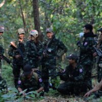 Menschenrechtsgruppen und Oppositionspolitiker in Thailand kritisieren die Regierung Myanmars für die Zwangsabschiebung von drei Männern. Die Männer sollen Mitglieder einer regierungsfeindlichen Widerstandsbewegung im militärisch regierten Myanmar sein.