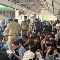 Der internationale Grenzkontrollpunkt Poipet zwischen Thailand und Kambodscha ist vor dem Songkran – oder dem südostasiatischen Neujahr – so beschäftigt, dass die thailändischen Behörden einen zweiten Kontrollpunkt in der Nähe eröffnen mussten, um die Überlastung zu verringern. Wie Thailand feiert Kambodscha an diesem Wochenende das buddhistische Neujahr. In Kambodscha heißt der Feiertag „Moha Sangkranta“ und wird dieses Jahr von Freitag, den 14. bis 15. gefeiert.