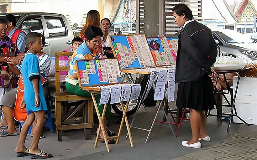 Ein Statistikexperte der Thammasat Universität enthüllte, dass eine Person die nationale Lotterie ungefähr vier Jahre und zwei Monate lang ununterbrochen kaufen müsste, nur um den zweistelligen Preis zu gewinnen, was Fragen zur Förderung der Lotterie in Thailand aufwirft. Ein Statistikexperte der Thammasat Universität enthüllte, dass eine Person die nationale Lotterie ungefähr vier Jahre und zwei Monate lang ununterbrochen kaufen müsste, nur um den zweistelligen Preis zu gewinnen, was Fragen zur Förderung der Lotterie in Thailand aufwirft.