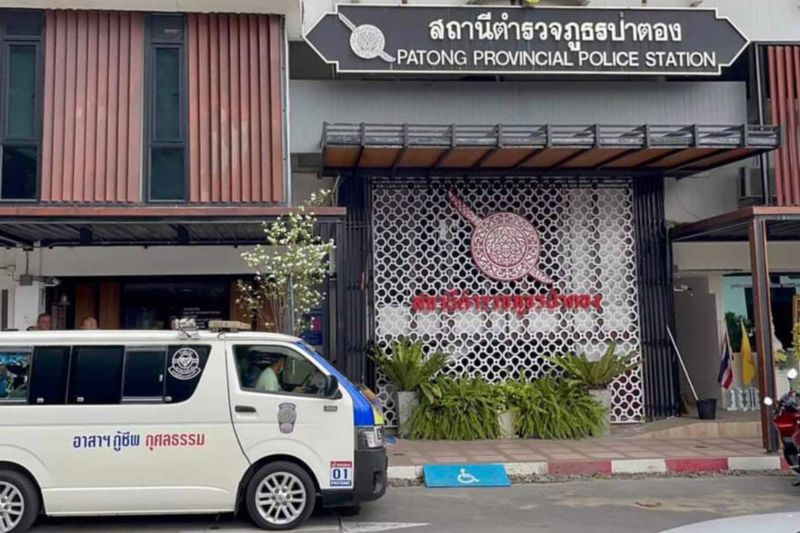 Ein Australier wurde gestern am Montag (24. April) erhängt in einer Zelle der Polizeiwache von Patong aufgefunden, nachdem er am Sonntagabend festgenommen worden war, weil er vor einer Bar im Bezirk Kathu betrunken und verwirrt war.<br /> Ein Australier wurde gestern am Montag (24. April) erhängt in einer Zelle der Polizeiwache von Patong aufgefunden, nachdem er am Sonntagabend festgenommen worden war, weil er vor einer Bar im Bezirk Kathu betrunken und verwirrt war. Pol Maj Gen Sermpan Sirikhong, der Polizeichef der Provinz, sagte, Michael Matthew Winder, 31, sei betrunken gewesen und habe sich wild verhalten, als er vor einem Unterhaltungslokal in der Bang La Road in Patong festgenommen wurde.