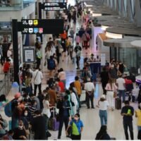 Der Tourismus- und Sportminister hat bestätigt, dass die Erhebung der Tourismusgebühr von 300 Baht nicht über September hinaus verschoben wird, während das Ministerium plant, die Provinzpolizei zu bitten, die Tourismuspolizei bei ihren Operationen zur Untersuchung von „Null-Dollar Touren“ und illegalen Touren zu unterstützen