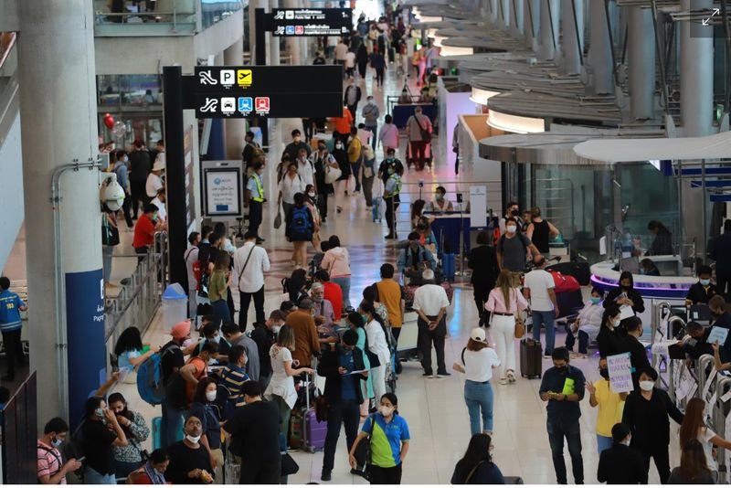 Der Tourismus- und Sportminister hat bestätigt, dass die Erhebung der Tourismusgebühr von 300 Baht nicht über September hinaus verschoben wird, während das Ministerium plant, die Provinzpolizei zu bitten, die Tourismuspolizei bei ihren Operationen zur Untersuchung von „Null-Dollar Touren“ und illegalen Touren zu unterstützen