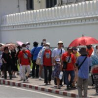 Die Tourismusbehörde (TAT) hat die Besorgnis über monopolisierte ausländische Tourismusunternehmen und Null-Dollar Touren heruntergespielt, solange die strenge Strafverfolgung und Zusammenarbeit mit Peking fortgesetzt wird, während Thailand über das Volumen auf hochwertige Touristen abzielt.