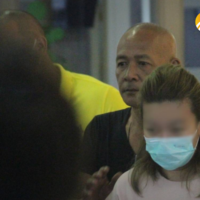 Eine Frau, die die Vergiftung knapp überlebt hatte, sagte den Ermittlern der Polizei, dass sie kaum atmen konnte und ihre Hände steif wurden, kurz nachdem sie eine Medikamentenkapsel geschluckt hatte, die ihr von einem Verdächtigen namens „Sararat“ angeboten wurde, um ihre COVID-19 Infektion zu heilen. Frau Saeaeat befindet sich derzeit in Untersuchungshaft.