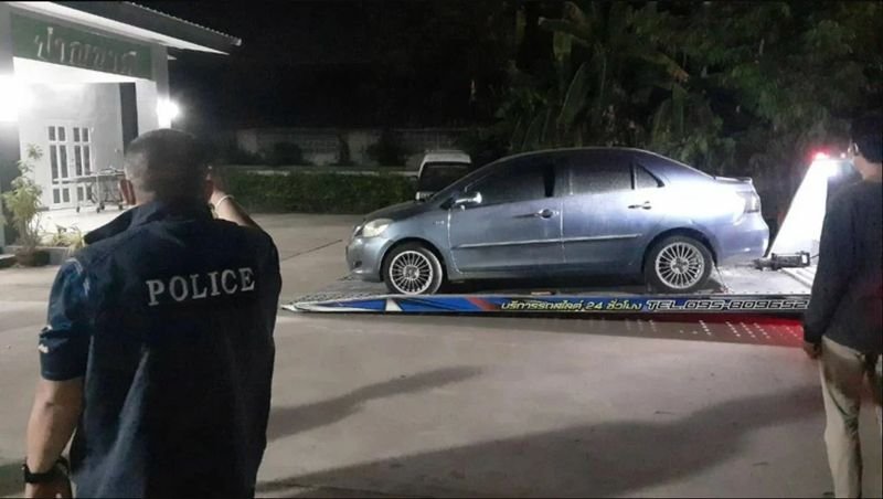 Ein Freiwilliger des thailändischen Rettungsteams entdeckte am Dienstag die Leiche einer vermissten Frau in einem Auto , das in einer Tankstelle im Bezirk Sikhiao in der Isaan-Provinz Nakhon Ratchasima geparkt war. Der Freiwillige des thailändischen Rettungsteams nahm einen unangenehmen Geruch wahr, als er sein Auto an der Tankstelle abstellte. Er erkannte, dass es der Geruch eines verwesenden Körpers war, den er aufgrund seiner Erfahrung auf diesem Gebiet kannte.