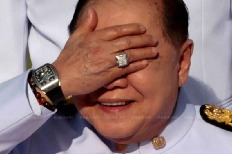 Die Nationale Antikorruptionskommission (NACC) sagt, dass die Offenlegung von Informationen der Untersuchung der Luxus-Armbanduhren Saga, an der der königliche Premierminister Prawit Wongsuwon beteiligt ist, mit weiteren Verzögerungen rechnen könnte. Die Nationale Antikorruptionskommission (NACC) sagt, dass die Offenlegung von Informationen der Untersuchung der Luxus-Armbanduhren Saga, an der der königliche Premierminister Prawit Wongsuwon beteiligt ist, mit weiteren Verzögerungen rechnen könnte.