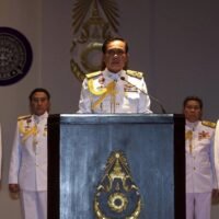 Thailands politische Landschaft befindet sich derzeit in einem Zustand des Wandels, wobei potenzielle Allianzen, Wahlprognosen und wechselnde Loyalitäten den Diskurs dominieren. Da die Wahl jedoch nur noch eine Woche entfernt ist, macht ein hartnäckiges Gerücht die Runde in den politischen Kreisen.