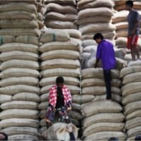 Die Reiseexporte beliefen sich von Januar bis April auf über 2,79 Millionen Tonnen, wobei die Menge für das gesamte Jahr voraussichtlich bei über 8 Millionen Tonnen liegen wird, teilte die Regierung mit. Premierminister Prayuth Chan o-cha zeigte sich optimistisch über die Zahl, die auf 1,5 Milliarden US-Dollar (51,2 Milliarden Baht) geschätzt wird, was einem Anstieg von 23 % gegenüber dem Vorjahreszeitraum entspricht, sagte Regierungssprecher Anucha Burapachaisri.